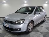 la photo d'une voiture argentée garée dans un garage