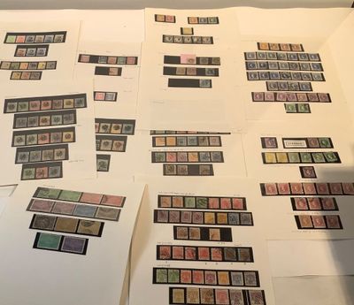 un grand nombre de timbres qui sont sur la table