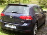 une voiture garée sur le côté de la route