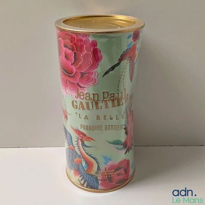 un vase orné d'une fleur rose, posé sur une table