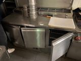 une cuisine équipée d'un évier, d'un lave-vaisselle et d'un lave-vaisselle à l'intérieur