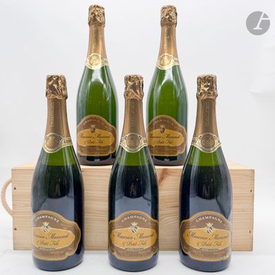 quatre bouteilles de champagne dans une caisse en bois sur fond blanc