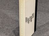 un livre ouvert posé sur une surface grise