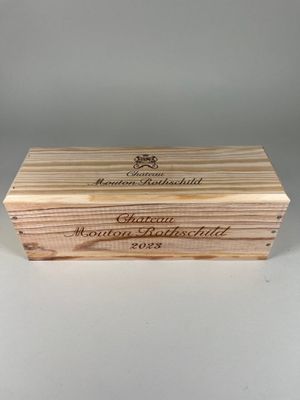 boîte en bois avec logo et nom gravés sur le couvercle