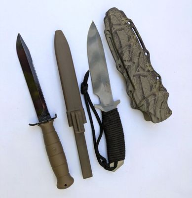 trois types de couteaux différents sur une surface blanche