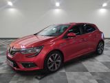 une voiture rouge garée dans un garage au sol en damier