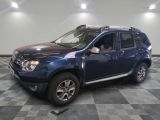 une photo d'une dacia bleue garée sur un sol en damier
