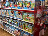 de nombreux jouets sur les étagères du magasin de jouets