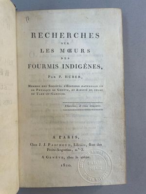un livre ouvert avec un titre en noir et blanc