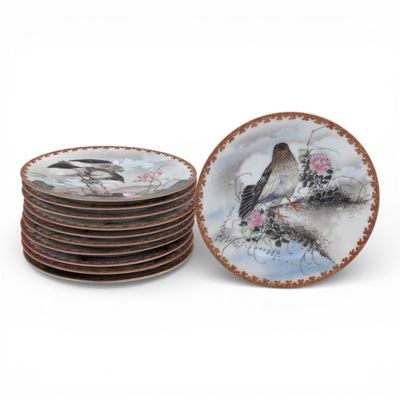 JAPON Suite de douze assiettes rondes en porcelaine à décor …