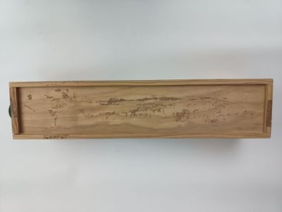 une boîte en bois ornée d'un dessin, accrochée au mur