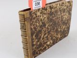 un gros plan sur un petit livre sur lequel est posée une étiquette de prix