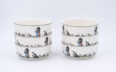 deux tasses sur lesquelles figurent l'image d'une femme et d'un chien