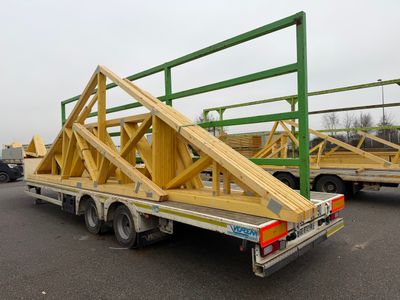 un camion équipé d'une structure en bois à l'arrière