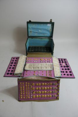 une boîte violette ornée de clous dorés et une boîte rose ornée de clous dorés