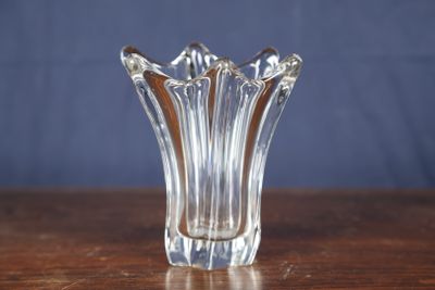 DAUM Vase de forme libre en verre moulé pressé. Signé sur le…