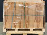une palette en bois emballée dans du plastique