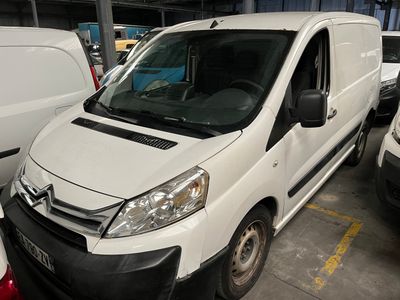 une camionnette blanche garée dans un parking