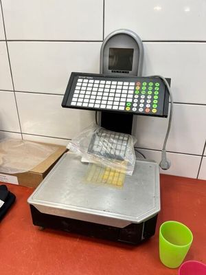une photo d'une caisse enregistreuse posée sur un plan de travail de cuisine
