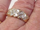 la main d'une femme tenant une bague en or sertie de diamants