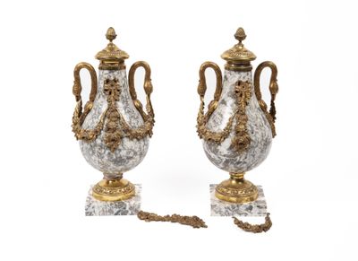 Paire de vases en marbre gris, ornementation de bronze doré … - Photo 1