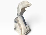 un gros plan d'une statue représentant un oiseau posé sur un rocher