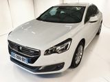 La voiture blanche est garée dans la salle blanche du showroom.