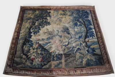 une image d'une tapisserie accrochée au mur