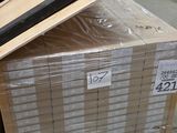 une pile de cartons posés sur une palette dans un entrepôt