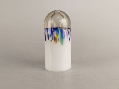 un vase blanc orné d'un motif multicolore