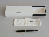 le stylo se trouve dans la boîte, à côté de son emballage