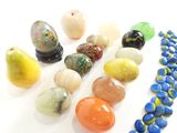 de nombreuses perles de verre de différentes sortes sur un fond blanc