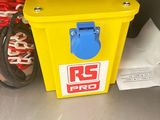 une boîte jaune avec un couvercle bleu posée sur une étagère