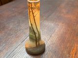 un petit vase sur lequel est représenté un arbre
