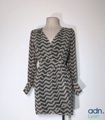 une photo d'une robe en noir et blanc posée sur un mannequin