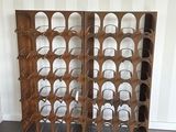 deux casiers à vin en bois sur lesquels sont posés des verres à vin