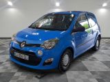 la photo d'une voiture bleue garée dans un garage