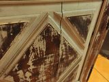 une vieille armoire en bois dont la porte est cassée
