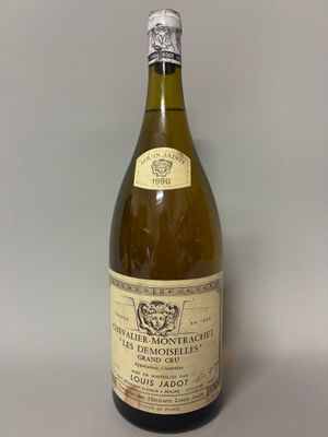 une bouteille de vin posée sur une table