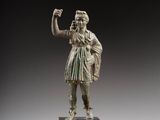une image représentant une statue en bronze d'une femme tenant une coupe