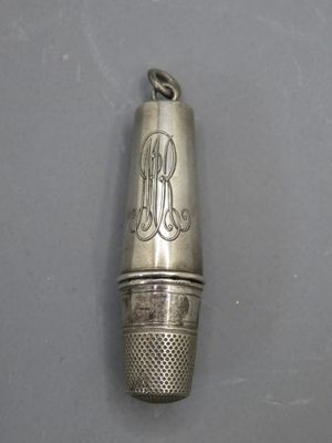 une poivrière ancienne en métal argenté, ornée d'un monogramme