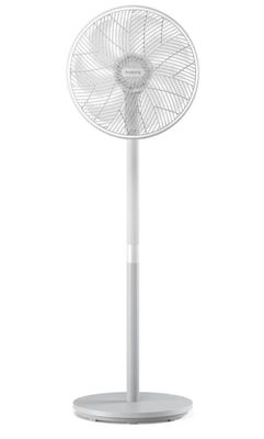 une image représentant un ventilateur blanc posé sur un pied, sur fond blanc