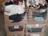 de nombreux cartons de vêtements posés sur une palette dans un entrepôt