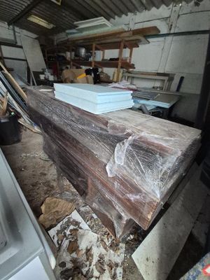 un tas de bois posé sur une table dans un garage