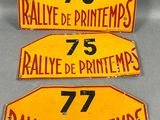 trois panneaux de signalisation jaunes et noirs sur un fond gris