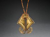 un gros plan d'un collier orné d'un pendentif en or