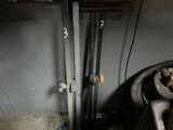 un évier dans une pièce sale, avec des tuyaux et un robinet