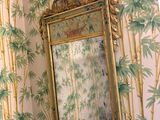 un miroir accroché au mur au-dessus d'un lavabo dans une salle de bains
