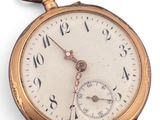 gros plan d'une montre de poche sur une surface blanche