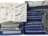 une boîte bleue contenant tout un tas d'outils